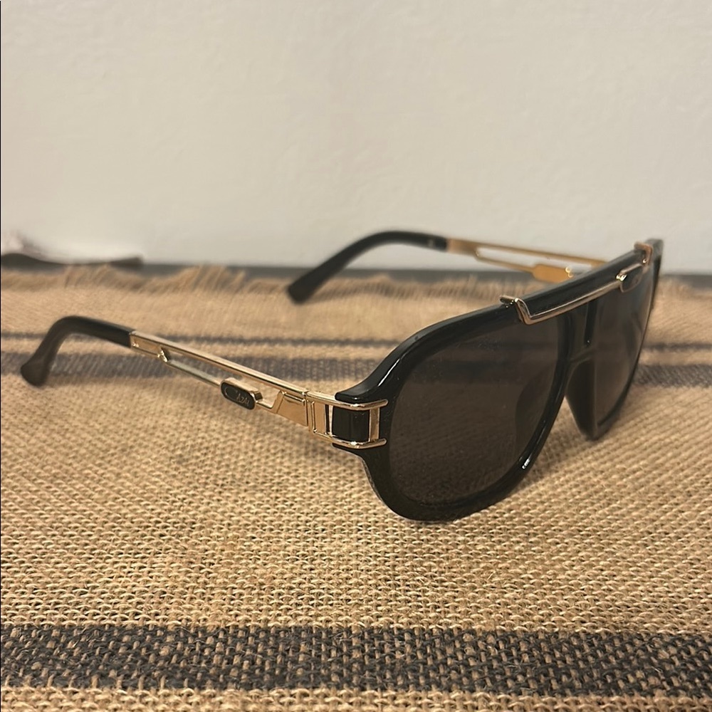 Stylish Black and Gold Men's Sunglasses